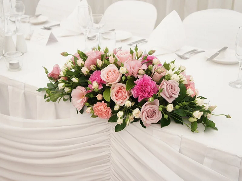 Arrange flowers on the table horizontally