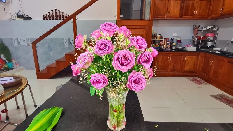 How to arrange roses in a tall vase with natural flower plants